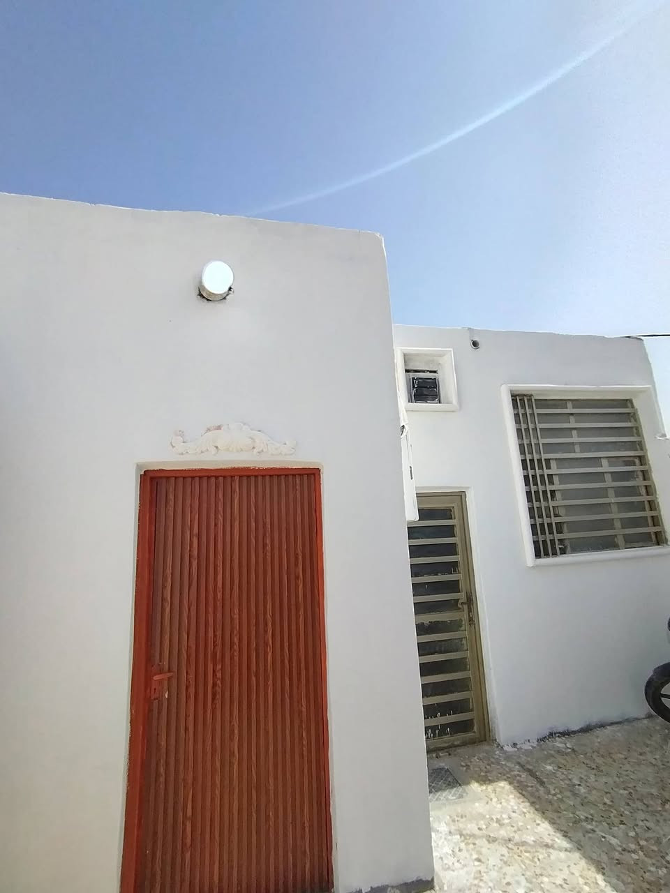 للبيع بيت بناء حديث مشمول بالتطويب قانون ٣٢٠
📍 الموقع:  النجف الاشرف /طريق كربلاء – نجف
عمود 122 – جهة يا علي
قرب علوة المخضر النموذجية
📐 المساحة: 100 متر
🏠 المواصفات:
غرفتين
صالة + مطبخ
استقبال
تخاريج عدد 2
⚡ الخدمات والمميزات:
تبليط كامل باب البيت 
كهرباء فول ٢٢٠
مولدة خط ذهبي
بيت جاهز للسكن نظافة ممتازة
ماء بدون ماطور للسطح 
كافة الخدمات متوفرة 

💰 السعر:
26 نقداً
📲 للاستفسار أكثر (واتساب):
***********
