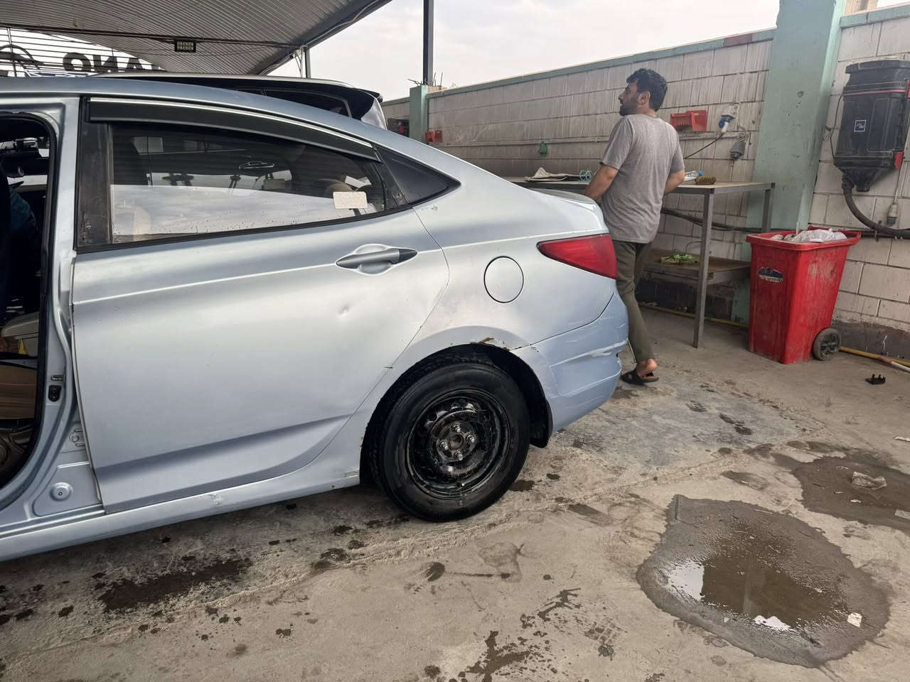 أكسنت موديل ٢٠١٣ ماشية ٢٩٠ الف مصبوغة صبغ عام مكينة مجفتة السيارة ماتتحول ابيعها ادوات وصار بيها حادث قبل يومين تضررت دعامية وحاظن والشبجة مال راديتر التبريد السيارة سعرها ٣٥ وبيها مجال قليل مكاني البصرة للاتصال ***********
