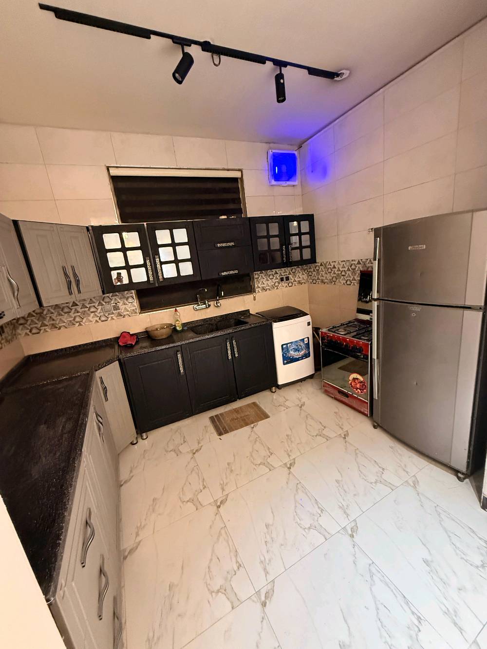 🏡 فرصة مميزة للإيجار في قلب المنصور – حي المتنبي

شقة أنيقة ومؤثثة بالكامل، طابق ثاني، جاهزة للسكن فورًا 🌟
تم اختيار الأثاث من أجود الأنواع ليوفّر لك الراحة والذوق الرفيع.

مواصفات الشقة:
✔️ صالة كبيرة وواسعة
✔️ مطبخ متكامل
✔️ غرفتا نوم مريحتان
✔️ خدمات صحية
✔️ موقع هادئ ومميز

📍 المنصور – حي المتنبي
خيار مثالي للعائلات أو الباحثين عن السكن الراقي.

📞 للاستفسار والتفاصيل أكثر:***********

‎#عقارات #المنصور #شقة_مؤثثة #بغداد
