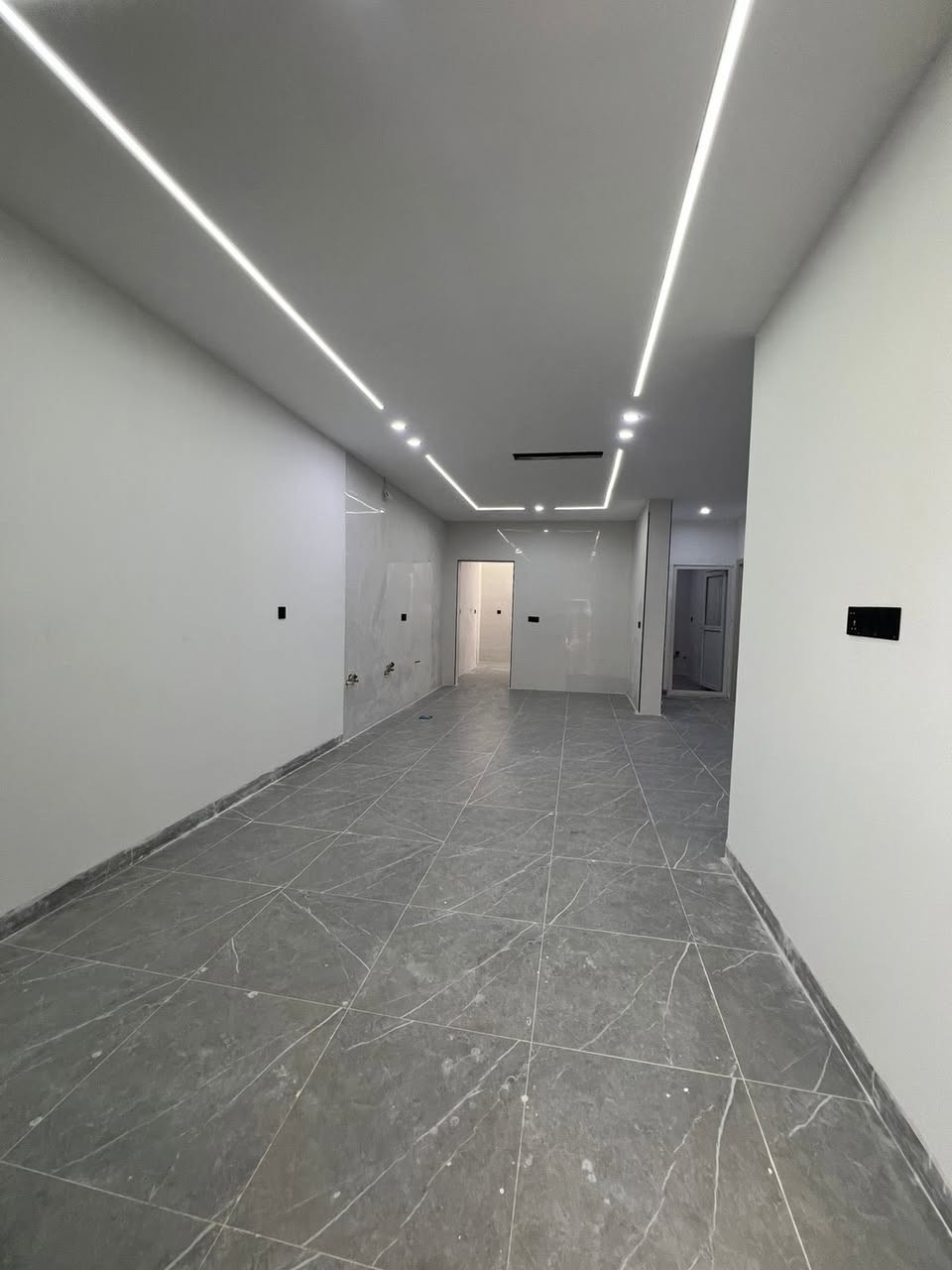 بيت طابقين للبيع في مجمع لاوان ستي
المساحة :- 200م
يتكون من :-
4 غرف نوم (٣ منها سويت) | استقبال | هول | ( مطبخ | مجموعة صحية 
✅ بناء حديث 
✅ طابو صرف 
✅ واجها قبلة
*************
خانووی دوو نهۆمی  بۆ فرۆشتن لە لاوان ستی
ڕووبەر :- 200 مەتر
پێکهاتووە لە :-
4 ژووری نوستن | دیوەخان | هۆڵ |  چێشتخانە    | گەرماو￼
***
بۆ زانیاری زیاتر :-
***********   wa.me/9647719500478
***********
***********
