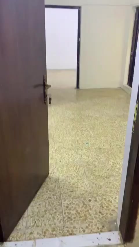 شقه للإيجار طابق ثاني تحتوي على غرفه نوم او صاله او مطبخ او صحيات حي جهاد شارع تجاري. للاستفسار***********. 
. السعر 250.
