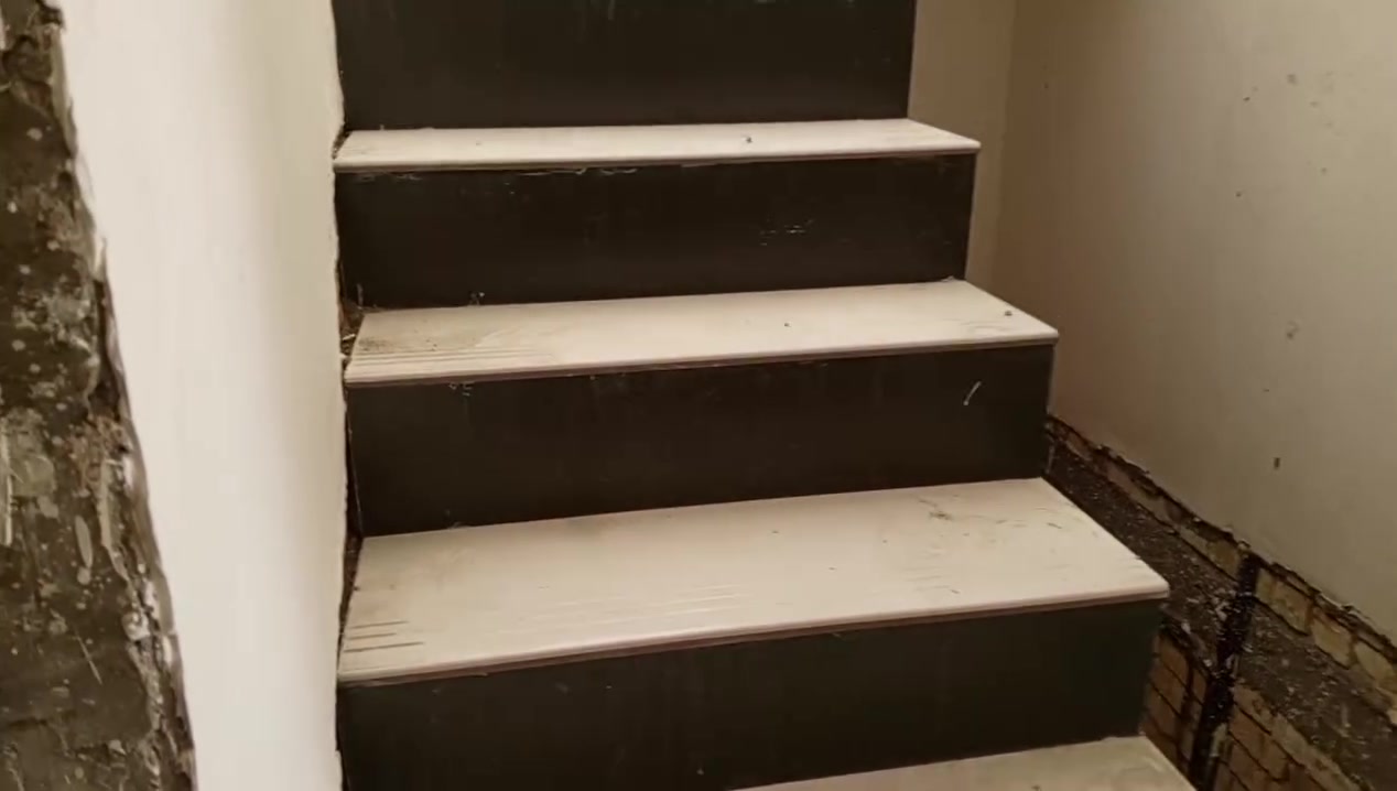 السلام عليكم شغل سيراميك جداري ارضيه بانواعه درج شغل درجه اولى ***********
