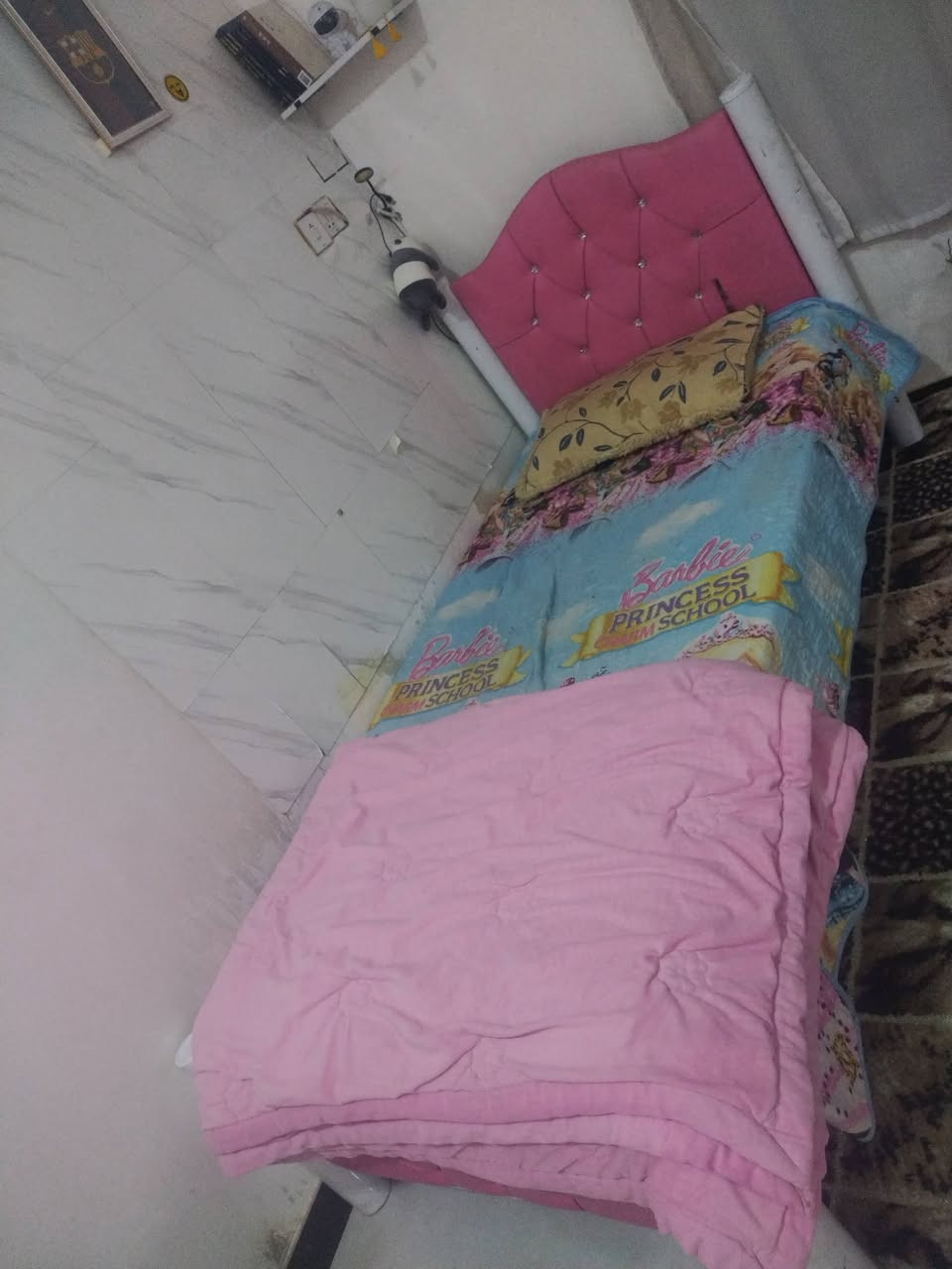 أغراض بيت للبيع جرابي نفر عدد ٣ وماصات بايسكل ياباني سعرهم كلهم ١٣٠ مكانهم شارع ٨٠ مال كربلاء ***********
