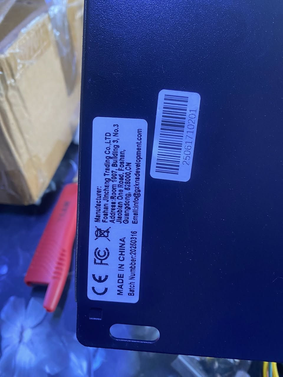 جهاز إنذار إلكتروني للسيارات من ماركة EVERSHINE، يستخدم لإصدار أصوات تحذيرية والتحكم في الإضاءة. إليك أهم ميزاته ومواصفاته:
يحتوي على وحدة رئيسية للإنذار مع ميكروفون للتحكم بالصوت والأوامر.
يوفر خيارات متعددة لنغمات الإنذار يمكن التبديل بينها بسهولة.
يتضمن وحدة تحكم في مستوى الصوت، بالإضافة إلى مفاتيح خاصة للتحكم في الإضاءة (Lamp A/Lamp 😎.
يأتي مع مخطط تفصيلي لتوصيل الأسلاك بالبطارية، ومكبر الصوت، وأضواء السيارة.
ترجمة النص الأساسي
العنوان: دليل جهاز الإنذار الإلكتروني من EVERSHINE
التحكم بالصوت: قم بالضغط مع الاستمرار على زر التحكم، ثم اضغط على زر الإضاءة المتوافق.
التحكم بمستوى الصوت: اضغط مع الاستمرار على زر التحدث في الميكروفون، وقم بالضغط على زر التحكم في الصوت.
الميكروفون: اضغط مع الاستمرار على الزر وتحدث باتجاه الميكروفون للحصول على أفضل جودة صوت.
مخطط الأسلاك:
السلك الأحمر: للتوصيل بالقطب الموجب للبطارية.
السلك الأسود: للتوصيل بالقطب السالب للبطارية.
الأسلاك الخضراء: للتوصيل بمكبر الصوت.
الأسلاك الصفراء والبرتقالية: للتوصيل بالأقطاب الموجبة للأضواء.

اعلى سعر ابيع توصيل جميع الامحافظات


**إذا كنت صاحب هذا الإعلان وتريد حذفه لأي سبب، رجاءا أرسل رسالة إلى الدعم الفني**