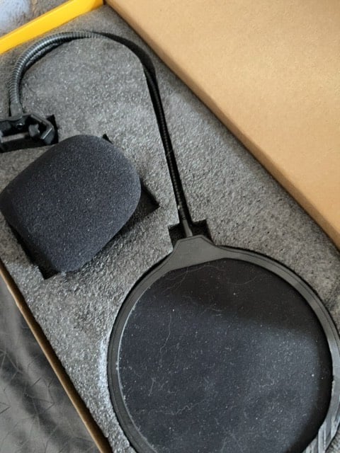 مايك ماركة ماونوا جديد جديد جدييد غير مسجل عليه، مع ستاند وبوب فلتر ، مواصفات عالية جداً خاص بصناع المحتوى.
+ سوفت بوكس مع ستاند من ماركة Back ground
الموقع: النجف. 