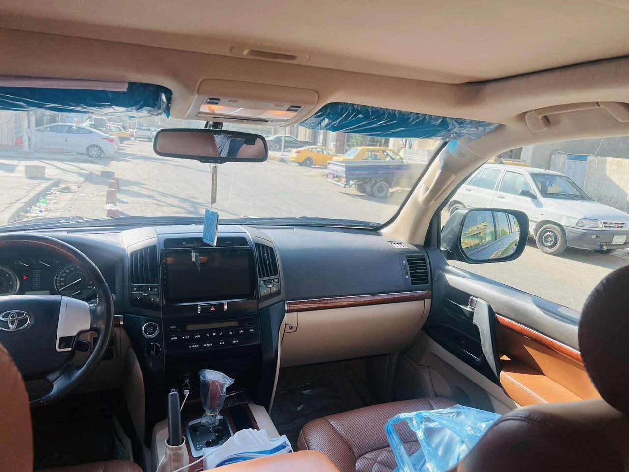 السلام عليكم اخوان سياره مونيكا جكساره موديل 2015 اللون اسود سياره خير من الله مابيه شخوط وكشره يخبل نظيف وصدر خير من الله وسياره استخدام مال بيت كشنات جلد فتحه سقف كامره خلفيه دواره وتحكمات ستيرن جه واحده وشاشه كبيره والسياره ماشيه 129 الف حقيقي وبيه بارد جاملغ خلفي  وسعرها40000 الف وبيه مجال للطيبين والسياره بأسمي مكانه بغداد المشتل رقم الهاتف *********** بغداد, العراق
