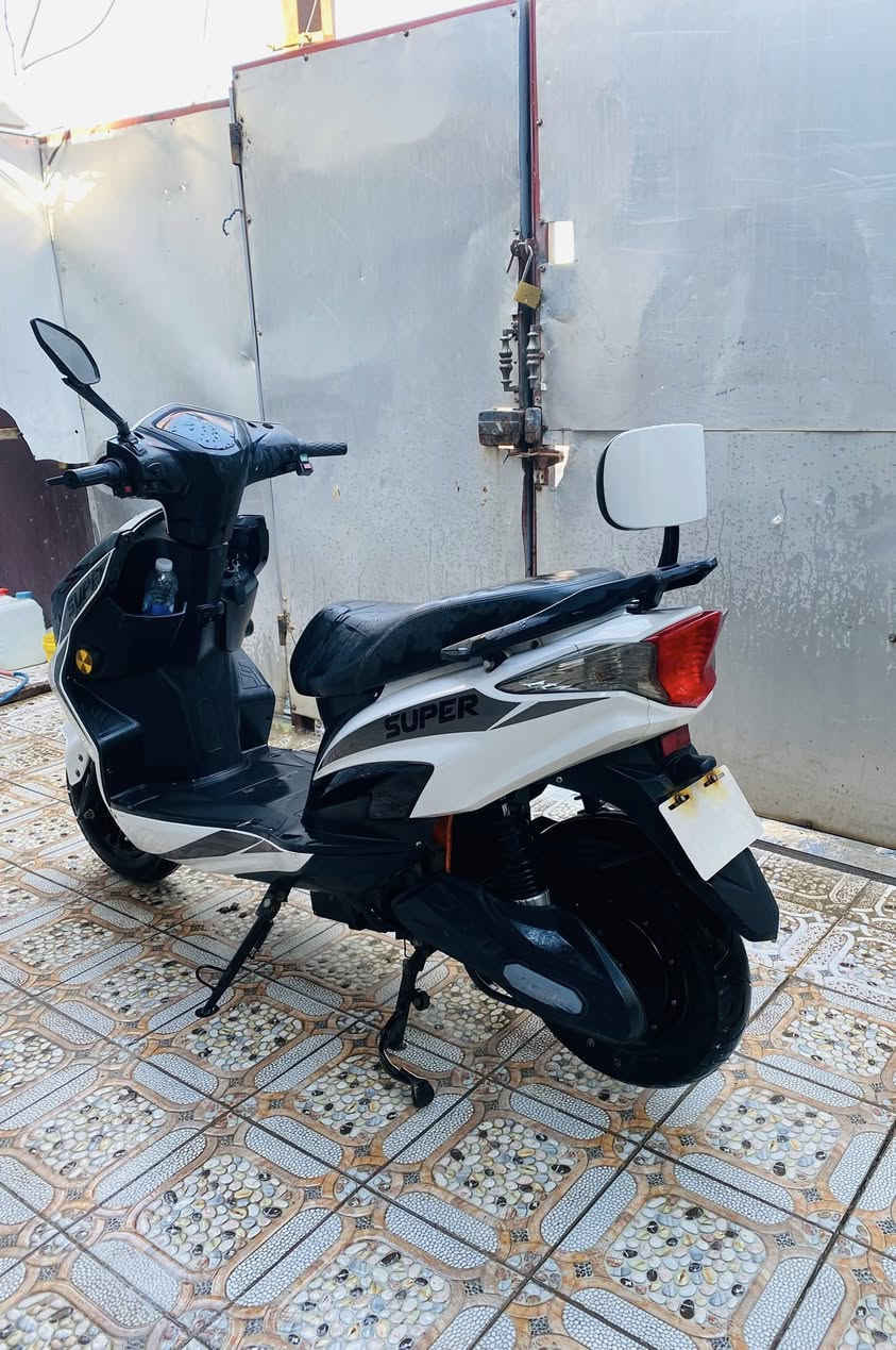 سعر(525)
دراجه شحن سكنس 
6 باتريات كبار يمشن 40 كيلو و على فحص
دراجه نظيفه و كامله من كلشي بصمتين وصل شراء 
مكاني بغداد الغزاليه
‭0787 075 9296‬
