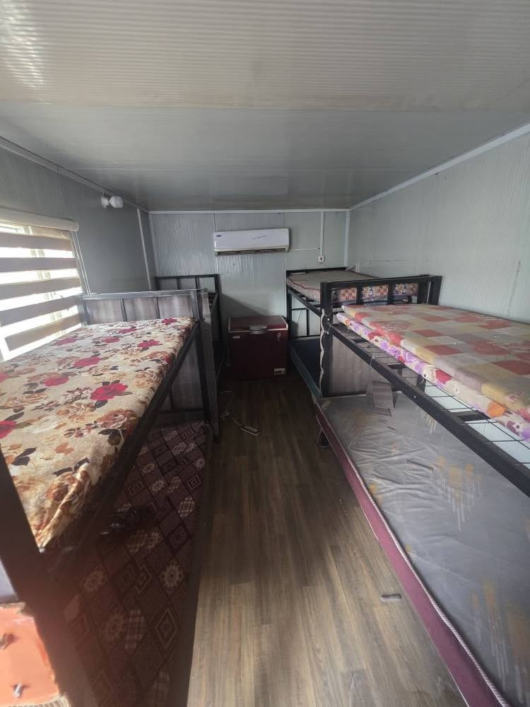 سلام علیكم
كرفانات وسكن للعمال كاملة یتكون من :
کل الکرفانات بها سبلت جدید
كرفان 3x6  عدد1
کرفان 3x3   عدد 4
كرفان مشتمل 3x3 یتكون من 6حمامات
کرفان 9x3    عدد1  مكتبین ومشتمل اخت الجدیدة
ثلاجة صغیرة  عدد 1
تخت  عدد 34
تنکی ماء بلاستیکي  2 عدد
مجمدة  1 عدد
قاطعة بلوك ترکي عدد 4
اسکلات   عدد 6
دراب و برمیل  عدد 10
مغسل  عدد 1
مكان بغداد  العلاوي
*********** بغداد, العراق
