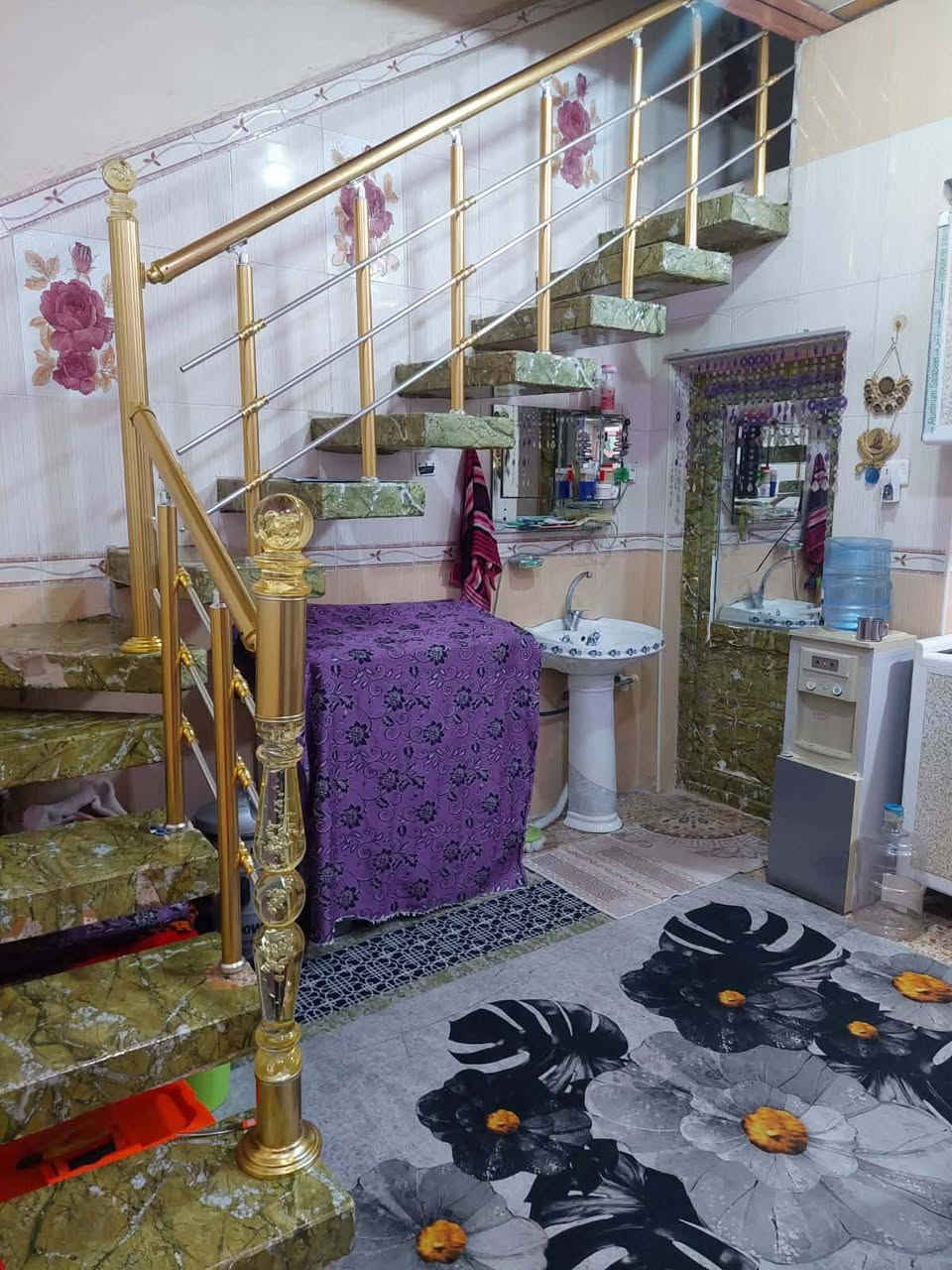 ١٥٠ متر مقسومه الى مشتملين للبيع
الاول ٥٠ وخلفي ١٠٠ 

بناء جناي درجه اولى مقابل شارع الصب شارع ٦٠ طابو صرف تجاري عالشريط الخدمي

السعر ٢٠٠ مليون  وبيه مجال

واتساب ***********
