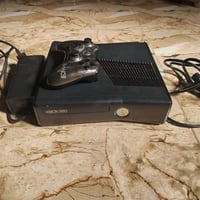 اكس بوكس 360 سليم شغال يجي ويا يده بلوتوث وباتري شحن وباتري عادي لليده...