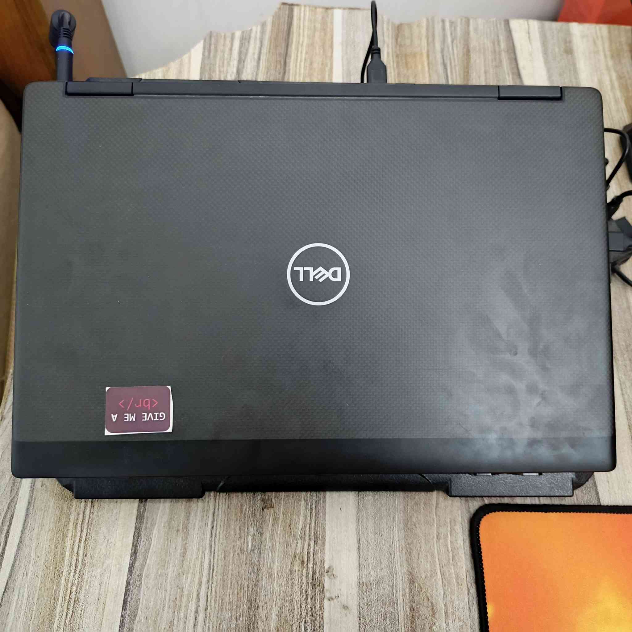 ‏​💻 للبيع: وحش الأداء Dell Precision 7530 - محطة عمل متكاملة
‏​للبيع لابتوب Dell Precision 7530 (فئة محطات العمل الشاقة)، الجهاز المثالي للمهندسين، المبرمجين، وهواة الألعاب الثقيلة. يتميز بتصميم متين ونظام تبريد مزدوج للأداء المستمر.
‏​🚀 المواصفات التقنية الفائقة:
‏​المعالج: Intel Core i7 (الجيل الثامن) فئة H (الأداء العالي High Performance).
‏​الرام: 16 GB DDR4 (سرعة استجابة عالية في تعدد المهام).
‏​الهارد: 512 GB SSD (سرعة فائقة في تشغيل النظام والبرامج والألعاب).
‏​كارت الشاشة الخارجي: AMD Radeon Pro بسعة 4 GB فعلي (للجرافيك والألعاب).
‏​كارت الشاشة الداخلي: Intel UHD Graphics (يصل إلى 8 GB مدمج).
‏​الشاشة: 15.6 بوصة بدقة عالية وألوان دقيقة.
‏​🛠️ لماذا تختار هذا الجهاز؟
‏​للمصممين والمهندسين: يشغل برامج Adobe (Premiere, Photoshop) والبرامج الهندسية (AutoCAD, 3ds Max) بكفاءة عالية جداً.
‏​للمبرمجين: مثالي لبيئات التطوير الثقيلة والـ Virtual Machines بفضل الرام الـ 16 جيجا.
‏​للألعاب (Gaming): أداء ممتاز ومستقر في الألعاب الشهيرة:
‏​PUBG Mobile: تشغيل سلس جداً على المحاكي مع FPS عالٍ وبدون تقطيع.
‏​GTA V / Valorant / CS:GO: تجربة لعب ممتعة بإعدادات رسومية قوية.
‏​✅ مميزات إضافية:
‏​هيكل معدني قوي يتحمل الصدمات والاستخدام الطويل.
‏​نظام تبريد احترافي يمنع ارتفاع الحرارة أثناء الشغل الثقيل.
‏​منافذ متعددة (Thunderbolt, USB 3.1, HDMI).
‏​📍 حالة الجهاز: ( نضيف جدا ).
‏🔋 البطارية: (جيدة جدا ).
‏​💰 السعر: (500 الف )


**إذا كنت صاحب هذا الإعلان وتريد حذفه لأي سبب، رجاءا أرسل رسالة إلى الدعم الفني**