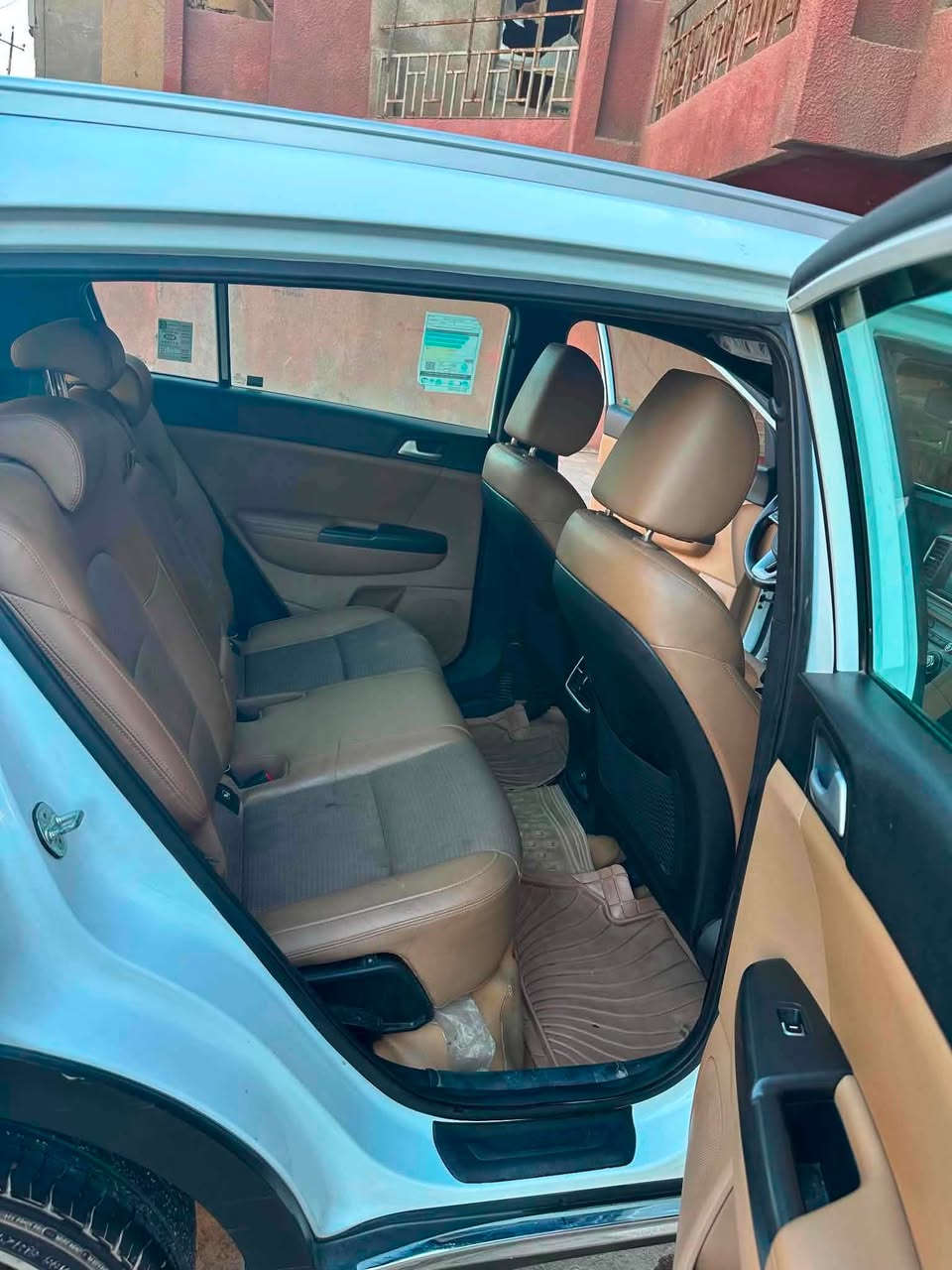 سبورتج 2020 خليجي 
ماشيه 60 ك
محرك 2000
نص مواصفات بصمه وكشن كهرباء ….
ملاحضات بسيطة باب بي بارد وصبغ ع كد شبر وتكحيل بصندوك ب175 
***********
