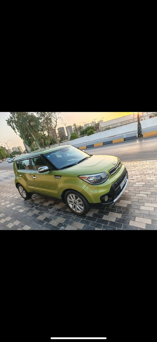 سلام عليكم كيا صول 2018 امريكي مكينه 2000 ماشيه 100سياره خير من الله مكينه وكير كله بلادي بدون ايرباك بدون دواخل مكفوله لغد وشاصي مناقصها شي رقم بغداد باسمي مابيها غير حادثها مكان السياره بغداد العطيفيه السعر 120بيها  مجال للاتصال***********
***********
