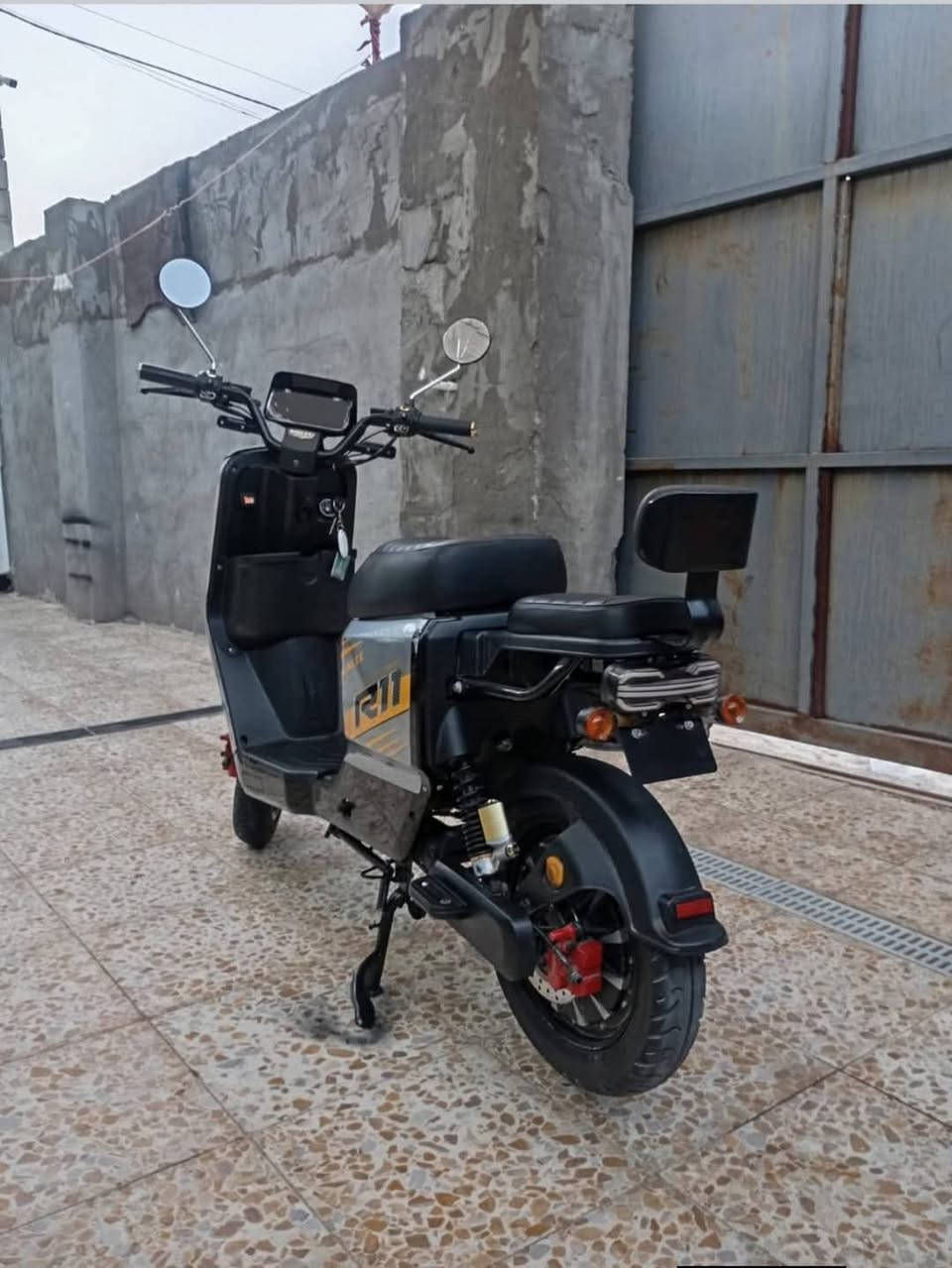 دراجه r11للبيع مديل 26 نضيفه حلوه مكفوله من كلشي بطاريات 26 جدد شرط الفحص بيها زلوغ خفيفه تجي وتشوف بعينك مكاني بصره الجزيره شارع  الصقر سعر 550 وبيها مجال قليل ***********
