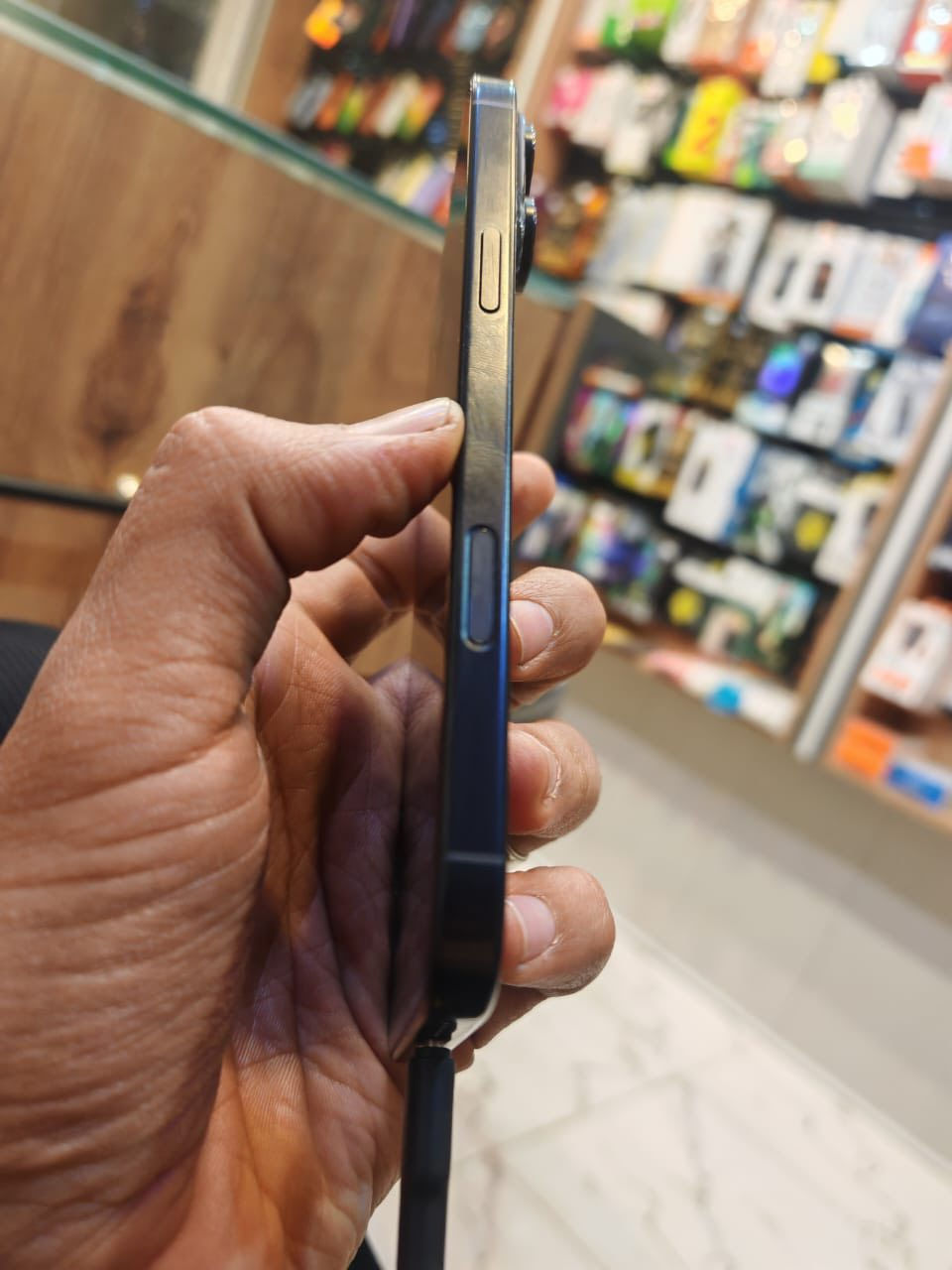 السلام عليكم للبيع ايفون 16 برو ماكس اللون اسود
الضرر: مثل ما موضح بالصورة 

ذاكرة:512

بطارية:98

كارتون ضمان ماستر 

مع ملحقاته 

السعر: 1100 قفلل

فقطط الشراي يتواصل وياي:*********** واتساب
