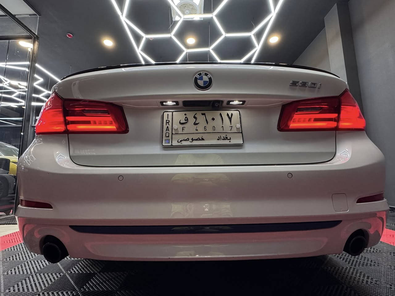 ‏BMW 530i ( sport line )
الموديل ( 2019 )
الحادث ( ابواب اثنين جهة الصدر )
————————
المواصفات /
————————-
*  المحرك:رباعي الأسطوانات سعة 2.0 لتر مع شاحن توربيني. 
*  القوة الحصانية:252 حصانًا. 
*  نوع الوقود:بنزين. 
*  ناقل الحركة:أوتوماتيكي بـ 8 سرعات. 
*  الدفع:دفع خلفي  
التصميم والمقصورة

*  عدد المقاعد:5 مقاعد ، لون بني مجهزة بتدفئة
*  الأبواب:4 أبواب. 
*  المقصورة:أنيقة ومريحة، وتأتي مع لوحة عدادات رقمية قياس 8.8 بوصة وإضاءة محيطة. 
*  نظام الصوت:نظام صوتي قياسي بـ 12 مكبر صوت، مع إمكانية ترقية إلى أنظمة Harman Kardon أو Bowers & Wilkins. 
التكنولوجيا والميزات

*  نظام المعلومات والترفيه:شاشة لمس قياس 10.2 بوصة مع توافق Apple CarPlay اللاسلكي. 
*  ميزات مساعدة السائق:نظام الكبح التلقائي في حالات الطوارئ قياسي، مع خيار حزمة مساعدة السائق التي توفر ميزات القيادة شبه الذاتية. 
*  المقاعد:مقاعد قابلة للتعديل بـ 16 وضعية. 

***********
