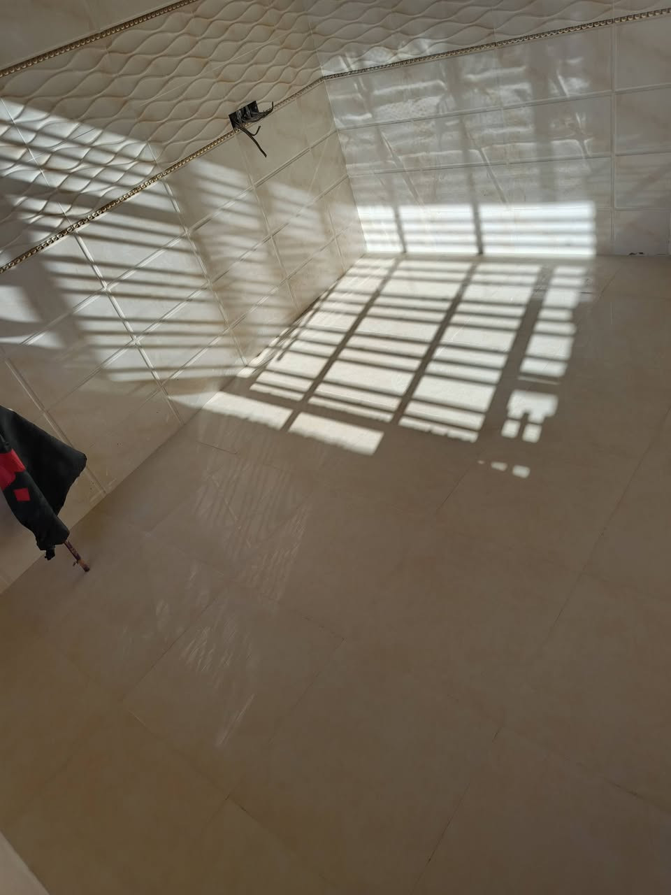 خلفه سيراميك متفرغ للعمل
***********
