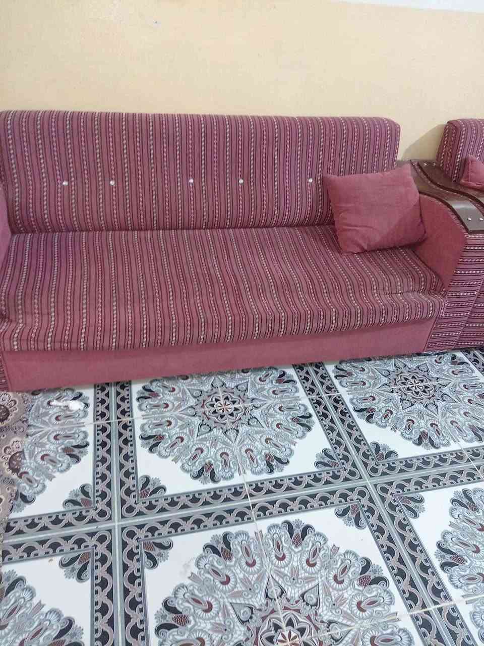 كاونتر جديد للبيع مع تخم عشر مقاعد وسرير نفر واحد التواصل على الرقم ***********
