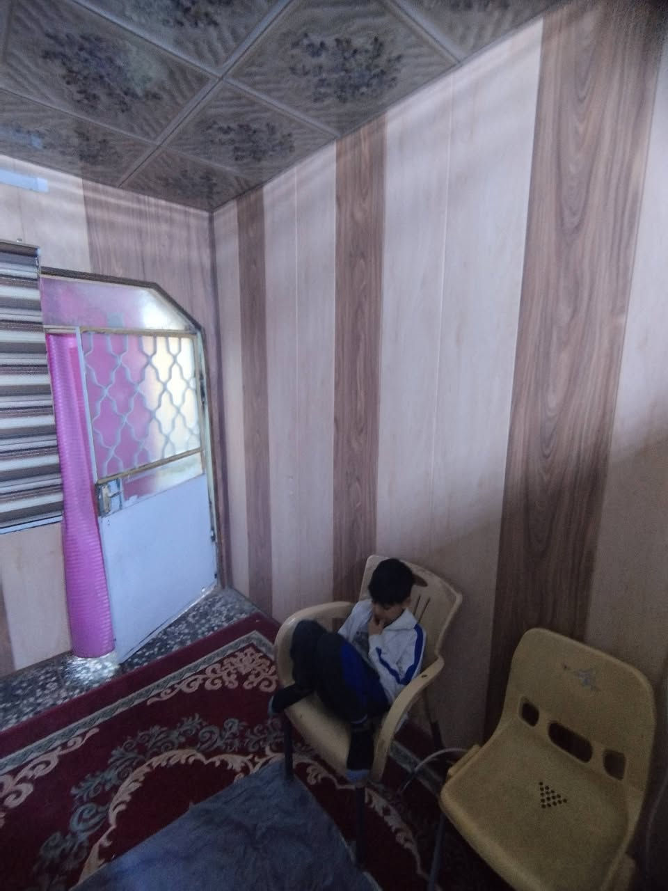 بيت ركن، حي المهندسين، طابق ونصف، يحتوي البيت في الطابق الاول على استقبال وغرفة وصالة ومطبخ وحمامات ثنين والطابق الثاني غرفة كبيرة وصالة ومكشوفة ويوجد امام البيت ساحة تكدر تسويها حديقة او كراج، مساحة البيت 125 واقع حال السعر ب130 الي يحب يتواصل على هذا الرقم ***********
