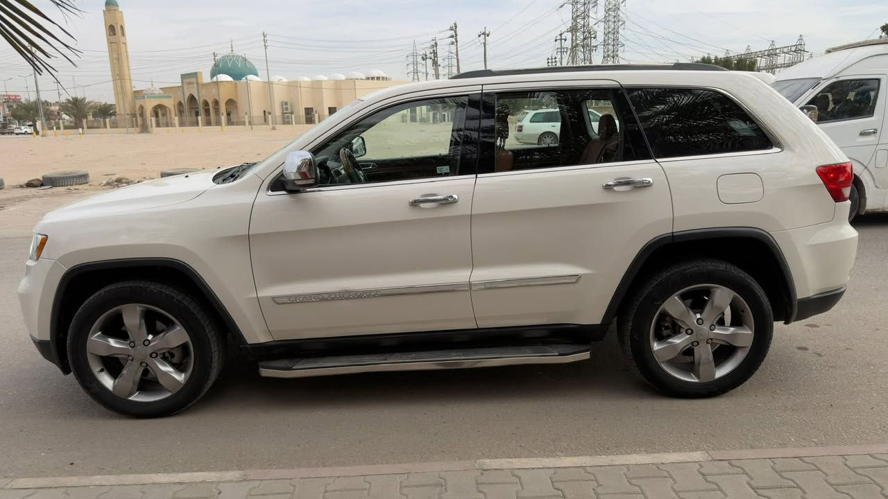 اخوان مكلف بالنشر كل تفاصيل السياره ورقم صاحبه موجود بالمنشور
السلام عليكم

أنظف جيب 2012 اوفر لاند بالعراق شرط 
كلين بدون اي حادث او صبغ وارد امريكي 

Jeep Grand Cherokee Overland 2012
وارد أمريكي – فول مواصفات
ماشية 115,000 ميل قابل للزيادة

المواصفات:
دفع رباعي دائم 4×4
نظام الدفع الرباعي الذكي Quadra-Drive II
نظام اختيار التضاريس Selec-Terrain (Snow / Sand / Mud / Rock / Auto)
رفعة الأوفرلاند الأصلية (ميزة مميزة لهذه الفئة)
نظام تعليق هوائي Quadra-Lift Air Suspension
إمكانية رفع وخفض السيارة أوتوماتيك أو يدوياً
ثلاث مستويات لارتفاع  السيارة 
كير  أوتوماتيك كامل
ويل  أصلية قياس 20 إنج
مقاعد جلد فاخر Nappa
المقاعد الأمامية تبريد وتدفئة 
تدفئة للمقاعد الخلفية
تحكم كهربائي كامل بالمقاعد مع ذاكرة
ستيرن  جلد وخشب مع تدفئة كهربائية 
فتحة سقف بانوراما CommandView
شاشة ملاحة Uconnect مع GPS
بلوتوث وأوامر صوتية
نظام صوت خمس سماعات  مع سبووفر
كاميرا خلفية
حساسات خلفية
تشغيل بصمة Keyless Enter-N-Go
تشغيل عن بعد
باب الجنطة كهربائي
مرايا كهربائية مع تدفئة 
مكيف أوتوماتيك مزدوج
الايتات الامامية LED نهاري  مشتغلهن 650 الف ضمان 3 سنوات  اقوة عدسات . 
سيارة عليها صيانه كاملة وشرط الفحص 
كاملة من كلشي  سيارة مال جناي احتاجيت واريد ابيعها .

💰 السعر 190  ورقة وبيها مجال بسيط
رقم الهاتف ***********
