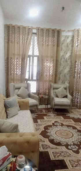 السلام عليكم 
دار للبيع مساحة 150 متر طابقين مع بيتونة ومخزن مدخلين يقع على شارع 20 في المربع الاول المحمودية حي السلام الطابق الارضي يتكون من استقبال ومطبخ وصالة وغرفة نوم ومجمع صحيات 
الطابق الثاني يتكون من ثلاث غرف نوم ومجمع صحيات والثالث بيتونة مع مخزن و السطح شتايكر 
للتواصل مع صاحب الدار 
‭0771 155 8022‬
او الاتصال معي 
***********
السعر 200 وقابل للتفاوض المحمودية
