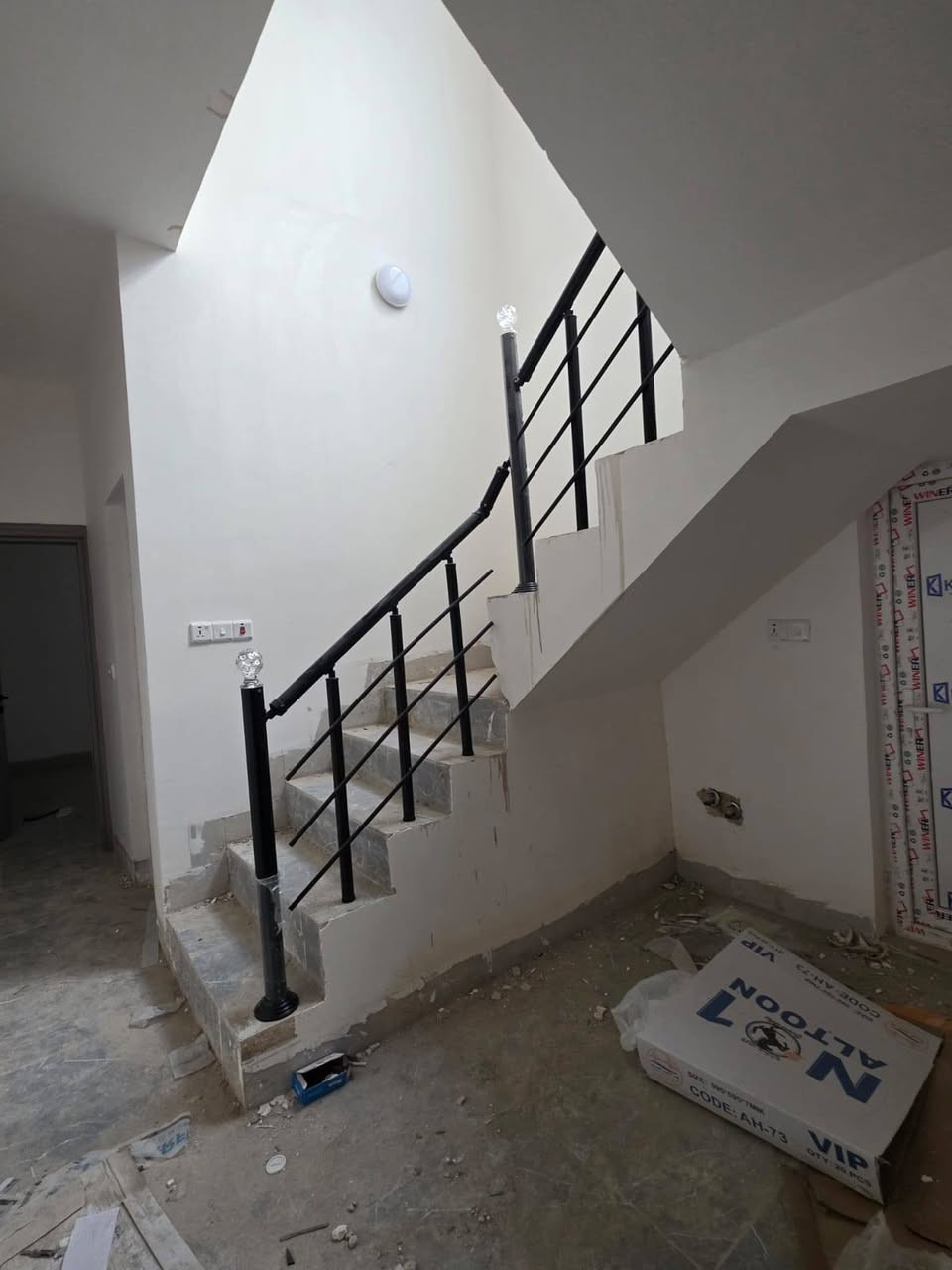 السلام عليكم
دار للبيع #تكريت الديوم حي التوحيد قرب جامع الويس

 مساحه 100 متر واجهه 5 متر

 بناء حديث يتكون من 

3 غرف نوم

صاله وسطيه

مطبخ

استقبال

3 مجاميع صحيه

ارضيه بورسلين 

سقوف ثانويه

للاستفسار الاتصال على الارقام
***********
*********** #مصطفى_ابو_يزن
