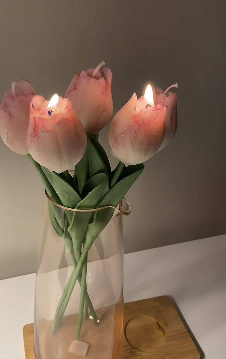 السلام عليكم شموع حسب الطلب والون متوفرات اكثر من نوع وشكل مثل الي بل صور اتمنة تدعموني لان هذا رزقي الوحيد متوفر توصيل رقم تلفون ***********
