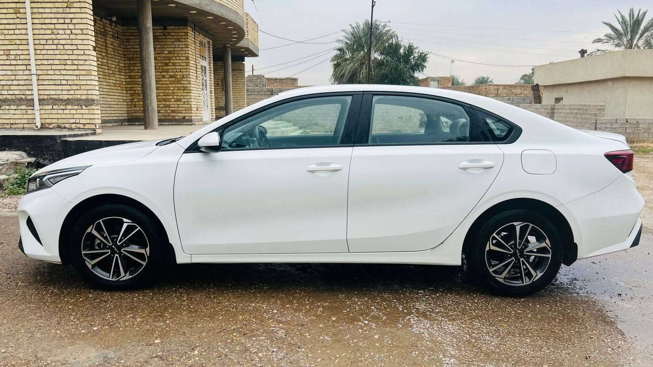 كيا سيراتو 2024 مكفولة من الصبغ والبارد واي طخة ما بيها ماشية 62كم محرك 2000
السعر 177
العنوان بغداد التاجي 
***********
