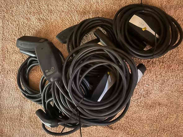 السعر 350 الف
اخر 4 قطع 
شاحن 32 اصلي وكاله
مع كيبل
ووسوكت 14-50 اصلي
وستناد تثبيت الشاحن
***********
