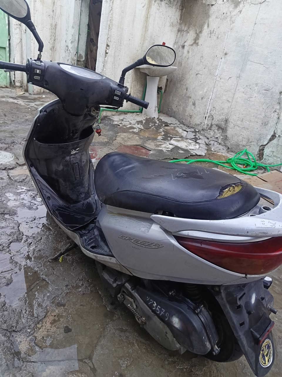 سلام عليكم بريز للبيع ياباني مكينه ما مفتوحه وخير من الله كفرات كلها مختمه كابريتر بلادي  بيها نواقص بسيطه كلج امامي شويه تعبان والدكمه مال سلف اشكل بس هندر بكل وكت شغاله سعر 400 وبيها مجال مكاني بغداد جميله رقم *********** اوراق كامله
