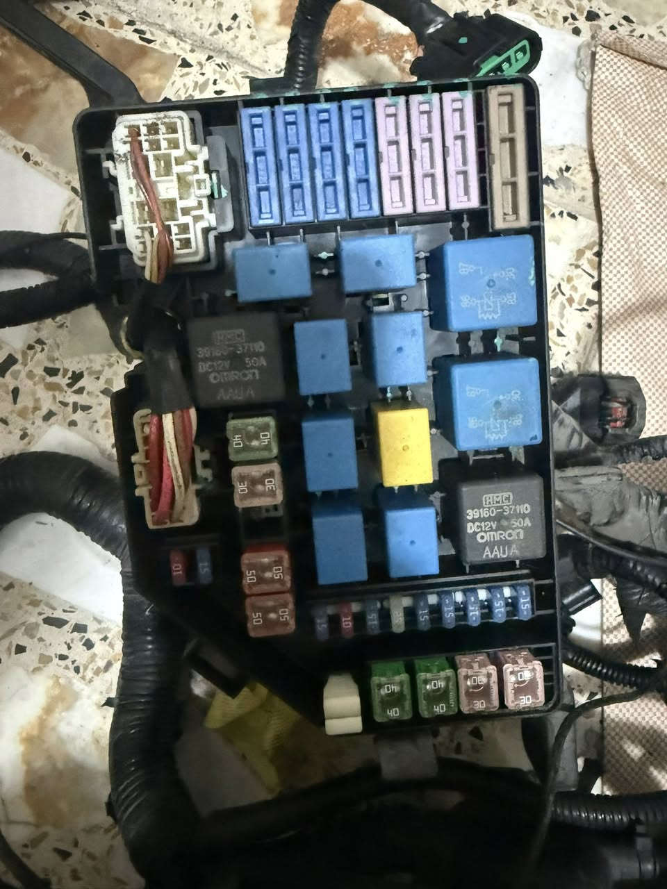 متوفر ضفاير توسان شكل القديم مقدس من موديل ٣- ٩ 
كامل مع قاعدة فيوزات 
للتواصل / ***********
