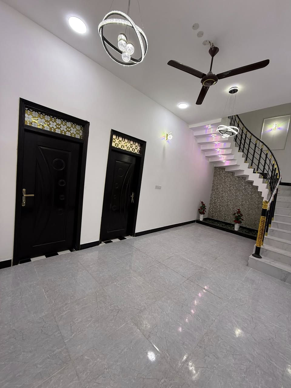 اسعد الله اوقاتكم احبتي بكل خير 🌹
توفر بيت مساحه 200 متر🏠
بناء البيت بلوك ضغط درجه اولا 👌
يحتوي البيت على 2 غرف منام 🌹صاله 🌹
موزع للغرف وصحيات ودرج معزول عن صاله
مطبخ 🌹وديوان  🌹 كراج🌹 حديقه 🌹 صحيات خارجيه 🌹 عنوان هاذ البيت البصرة منطقه محوله زهير منطقه مخدومه من ماء وكهرباء وتبليط واناره شارع 10 متر( السعر 125 مليون وقابل للتفاوض)
للاستفسار اكثر اتصل ( ***********)
