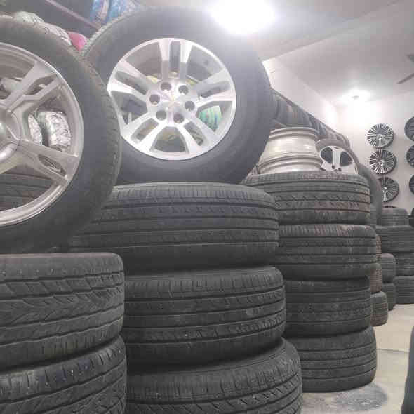 سلام عليكم ورحمة الله وبركاته ويلكب شوفر ليت تاهو قياس ١٨ اصلي وتخم تاير جديد اخو الجديد عنوان كوت       مركز المدينه *********** السعر ٥اوراق. يرهم مراوس ويرهم بيع
