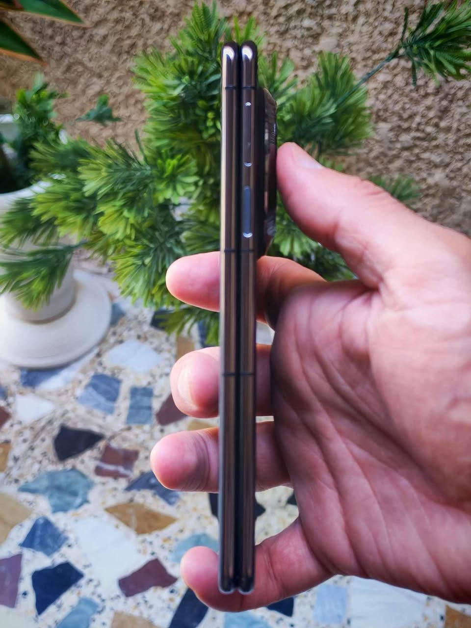 للبيع أو للمراوس
هواوي ميت X6
Huawei Mate X6 
• ذاكرة 512GB • اللون: أسود (أفخم لون) • نسخة عالمية • جميع خدمات Google شغالة 100%
الجهاز بحالة ممتازة ونظافة 100%، بدون شخوط أو ضربات أو مداخل تصليح.
ملاحظة: يوجد نقطة سوداء صغيرة ⚫ بالشاشة الكبيرة أسفل اليمين، لا تُلاحظ إلا عند التدقيق، وتختفي مع الوضع المظلم، وغير مؤثرة على اللمس أو الاستخدام نهائياً.
المرفقات: • الكارتون الأصلي • شاحن 66 واط الأصلي (غير مستخدم) • الكفر الأصلي
الموقع: بغداد السعر: 975,000 دينار
للاستفسار خاص او *********** بغداد, العراق
