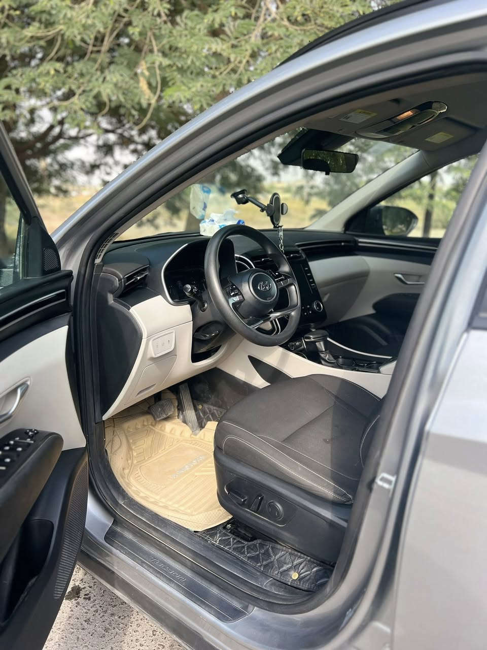 سلام عليكم توسان 2023 امريكي لبيع فول موصافات دخل بيحي واسود مرقمه وكامله تحويل ثاني يوم السعر 192 وبيها مجال لطيبين بيه فقط قطعه تبديل البنيد ونفس الون والسونار موجود وبيه بارد قليل 
***********
