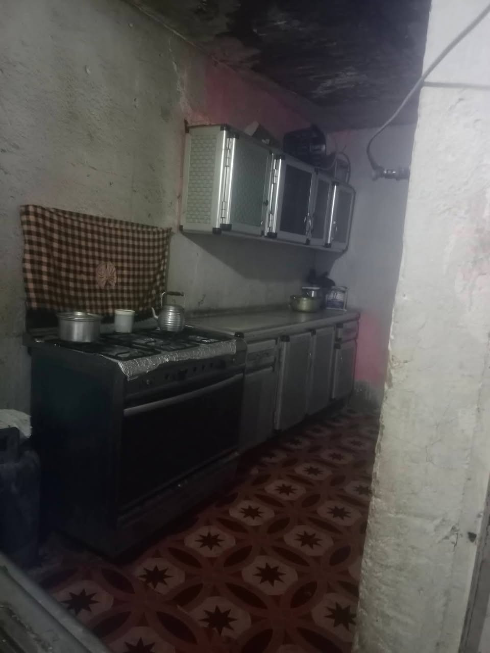 السلام عليكم اخوان بيت للبيع في الديوانيه البيت قديم مساحه البيت 150  الواجشيه ثمانيه النزال 19 شارع المواكب قرب جامع حجي هندي سعر البيت 160 وبي مجال رقم الموبايل***********
