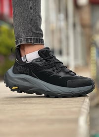 حذاء HOKA Waterproof جاهز لكل الأجواء 🌧️❄️  • مقاوم للماء بالكامل – لا...