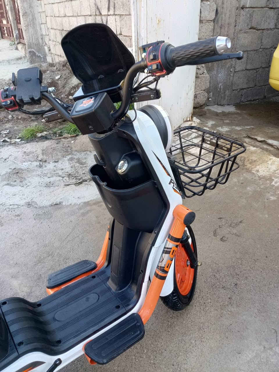 ار تسع للبيع شرط عل فحص مستعمل شي قليل بطاريات ٥ كبار السرعه ٧٠ السعر ٤٥٠ وبيها مجال 
***********
