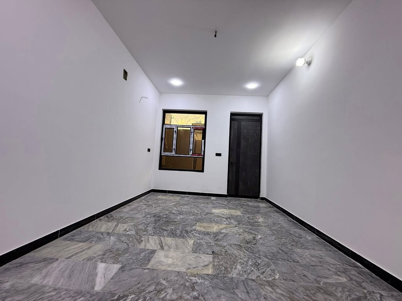 ￼  
تونات ‏عدد 2#للبيع واجهه 5 "(مدخلين) بناء حديث ￼2025 ("اضلاعه مستقله )‏ شارع عريض 15متر ورصيف عريض‏ منطقه هادئه وراقيه 
يحتوي على ؛$كراج ‏￼ واستقبال وحولي مطبخ حار ‏وبارد ومنور و3 غرف نوم و خدمات طابقين
طابو ملك صرف 
 الموقع: مشتمل-‏ ‏الشعب ￼شارع ‏عدن خلف جامع الجهاد
(سعره 277بي مجال)
____________________________________________
(#مكتب_السوداني_للعقاره)
عنوان المكتب بغداد-الشعب - حي التجار- مجاور اعدادية بلقيس للبنات‏- @‏‏ ***********￼  متواجد ماسنجر واتساب
(تتوفر لديناء العروض ‏الجديدة وحصريا أخرى مناسبه)
