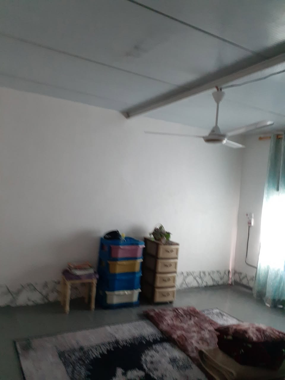 سلام عليكم لبيع بيت مساحة ٤٥٠متر اربع غرف نوم صاله ٩في٤ استقبال ٦في٤ كراج يكفي ٤ سيارات مطبخ عدد ٢ بيت كله بورسلين وجدران سيراميك وباقي تفاصيل موضح بالفديو عنوانه التاجي قرية جرف الملح قرب ثانوية الربيع اي استفسار رقمي *********** او ***********
