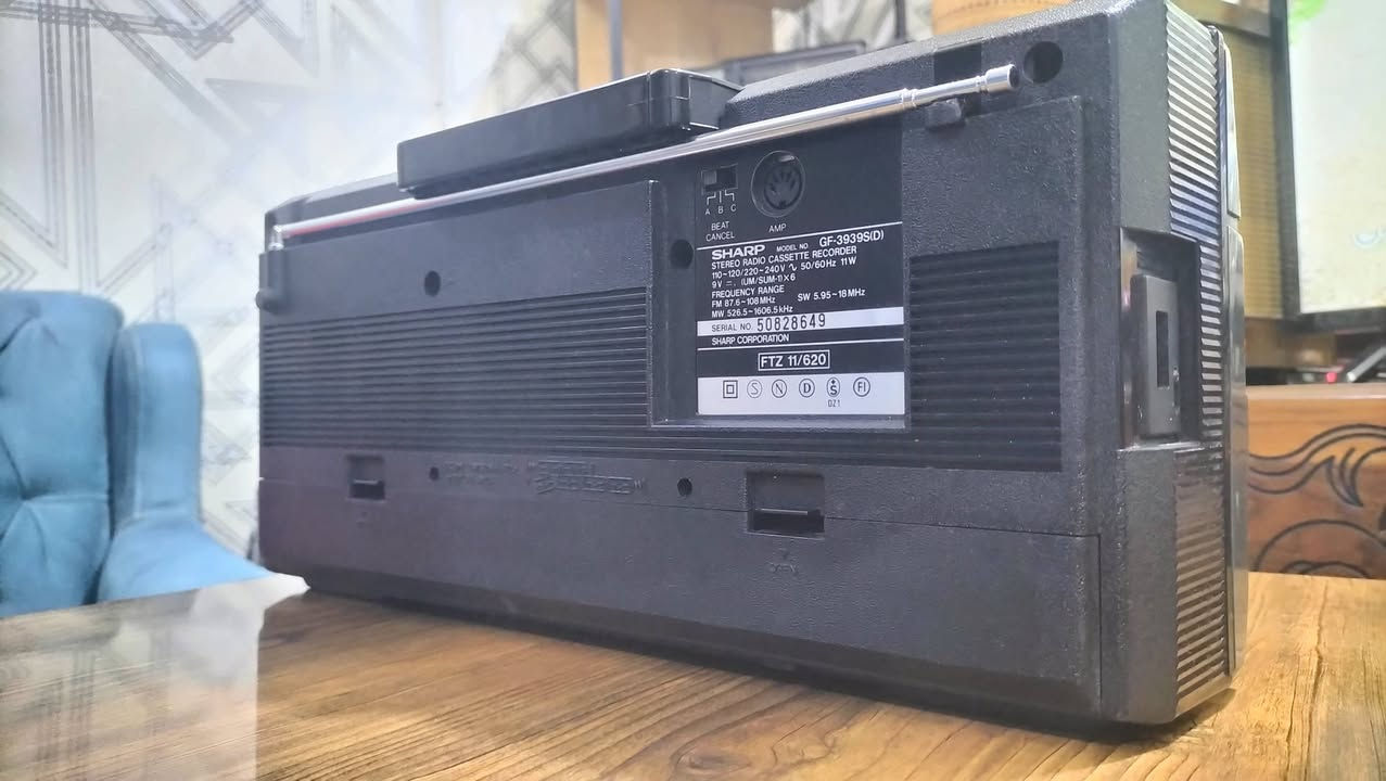 راديو ومسجل شارب انتاج الثمانينات، اربع موجات مع FM.
سحب ممتاز للمحطات الإذاعية وصوت واضح كما مبين في الفيديو.
يعمل بطاريات وكهرباء.
المكان بغداد ويوجد توصيل للمحافظات كافة.
اي استفسار التفضل على الخاص لطفاً.


**إذا كنت صاحب هذا الإعلان وتريد حذفه لأي سبب، رجاءا أرسل رسالة إلى الدعم الفني**