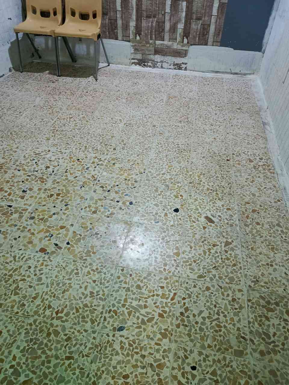 دار مساحه ٥٠ متر للايجار نجف حي الجمعيه قريب على شارع كربله مدارس  مستشفى الألماني المستوصف  سوك كله قريب عليك الشارع كربله نجف يبعد.عن البيت ٢٠٠ متر يصلح لعائله صغيره غرفه وصاله ومطبخ وتخاريج خط مولد كيز مع خزان ماء ايجاره ٢٥٠ الكهرباء والماء من ضمن الايجار مكلف بالنشر للاستفسار ***********
