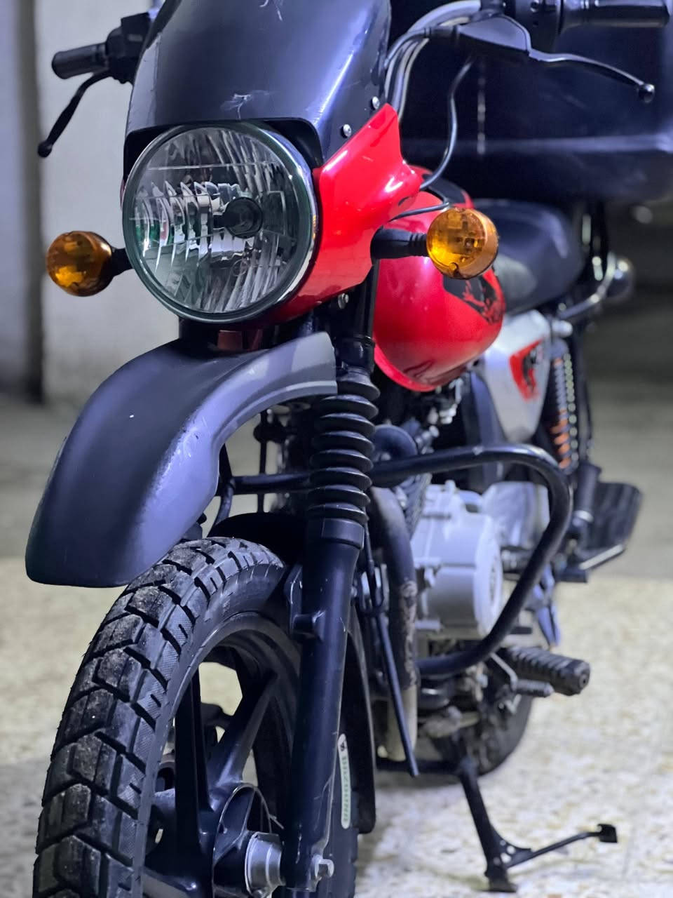 السلام عليكم بوكسر موديل ٢٠٢٣ رقم وسنويه دراجه نضيفه تجفيت شركه جديد السعر مليونين وميه وبيها مجال الرقم ***********
