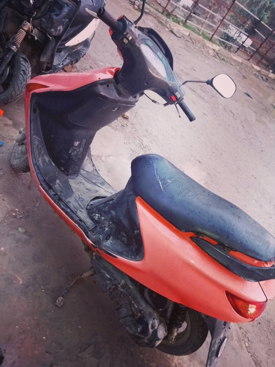 السلام عليكم دراجه للبيع فورتي فراشه فحال ما ناقصها اي شيء بس باتري  فقط يتعال عالي وناصي باك شقال يمنى يسرى السعر 225 مستعجل على لبيع والرقم *********** مكاني بعقوبه التحرير
