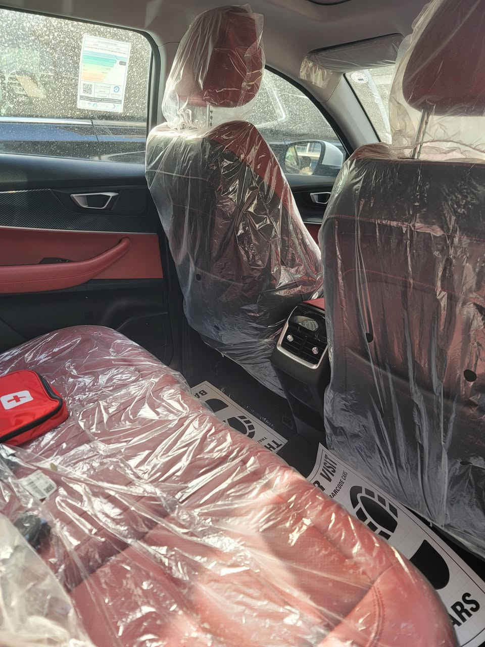 تيكو ٧ برو ماكس ماشيه ٥٠ كيلو يعني زيرو رفم أربيل ضمان شركه السراب ٦ سنوات للبيع
المواصفات:
محرك 1.6 تيربو قوي
قوة تقريبًا 194 حصان
ناقل حركة أوتوماتيك 7 سرعات (DCT)
دفع أمامي اقتصادي بالوقود
شاشة مزدوجة كبيرة حوالي 24 إنج
كاميرا 360 درجة للرؤية الكاملة
فتحة سقف بانوراما
نظام صوتي SONY عالي الجودة
شاحن موبايل لاسلكي
تكييف مزدوج التحكم
حساسات أمامية وخلفية
نظام أمان ومساعدة السائق ADAS
جنوط ألمنيوم قياس 18 إنج
5 ركاب مع مساحة صندوق واسعة حوالي 475 لتر 
🔹 مميزات السيارة:
اقتصادية بالوقود
تصميم عصري وفخم
مناسبة للعائلة والسفر
قيادة مريحة وثبات عالي
السعر ٢٤٥٠٠ مليون وبيه مجال علما ان سعرها ٣٠ مليون في الشركه
***********  المكان مجمع بوابه العراق
