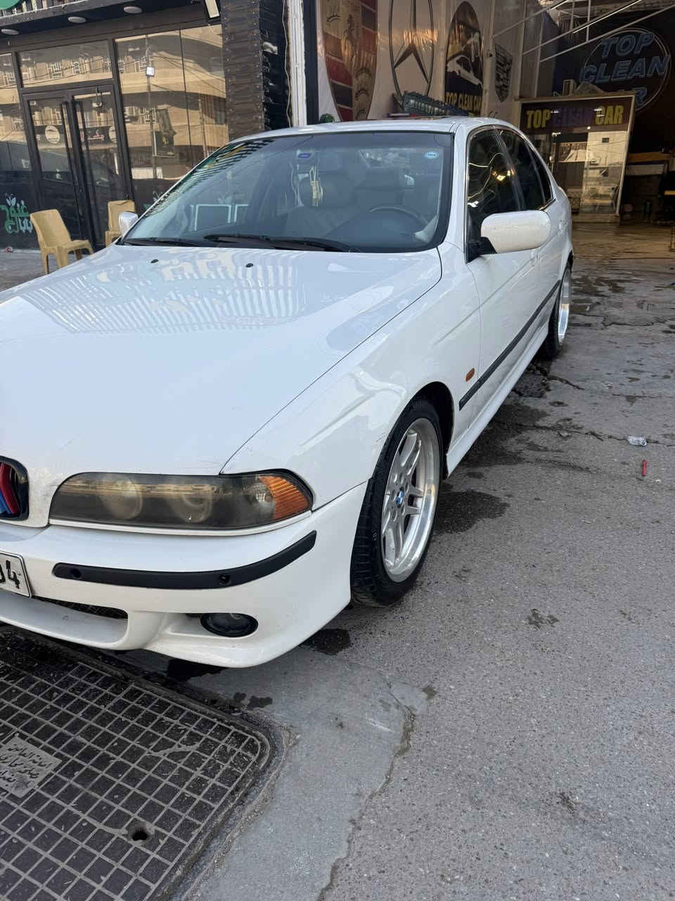 بي ام دبليو صقر E39 موديل 1999
مكينة 6 سلندر فول مواصفات

السيارة نظيفة جداً
ويل m
دركه m
داخل جلد 
كراسي كهربائي 
سياره كامله مكمله 98ورقه وبيه مجال للطيبين 
***********
