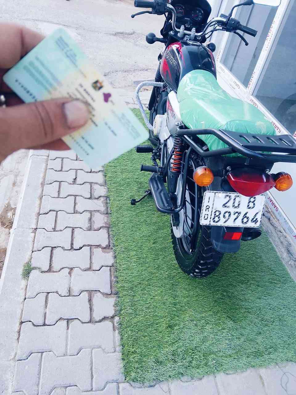 السلام عليكم ورحمه الله وبركاته دراجة نارية بوكسر موديل 23 نازلة بل 25 كفالة عامة من كلشي الشراي يتصل ويدلل مرقم كامل انكليزي مكاني ديالى خرنابات الشراي يتصل ويدلل ويتساب موجود ***********باقي التفاصيل داخل الفديو
