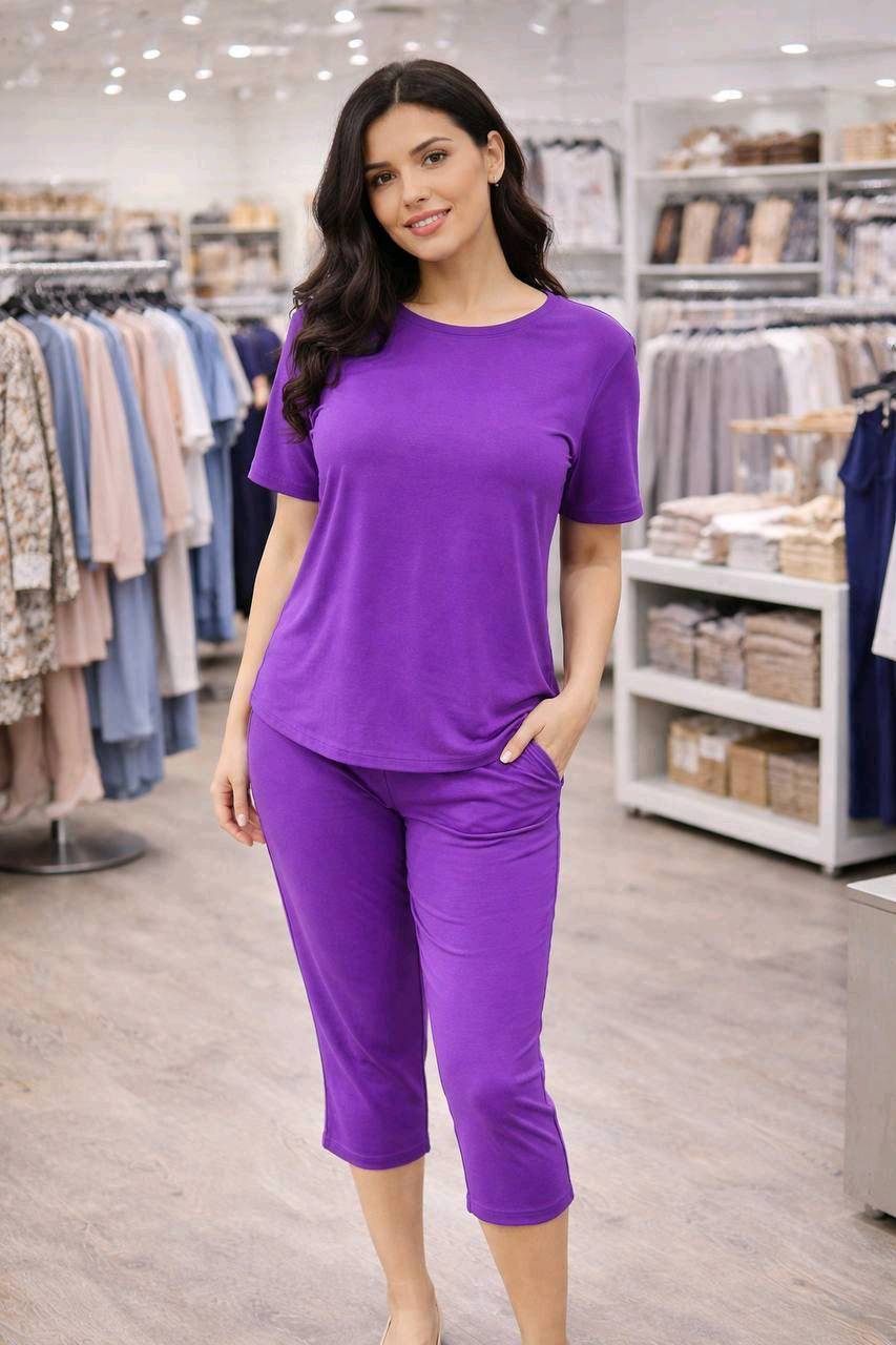 قماصل نسائية ملونة مريحة وأنيقة، مصنوعة من نسيج ناعم يمنحك الراحة طوال اليوم. متوفرة بألوان متعددة: البنفسجي، البرتقالي، الأصفر، الوردي، الأخضر، والأزرق. مناسبة للارتداء اليومي والراحة في المنزل.