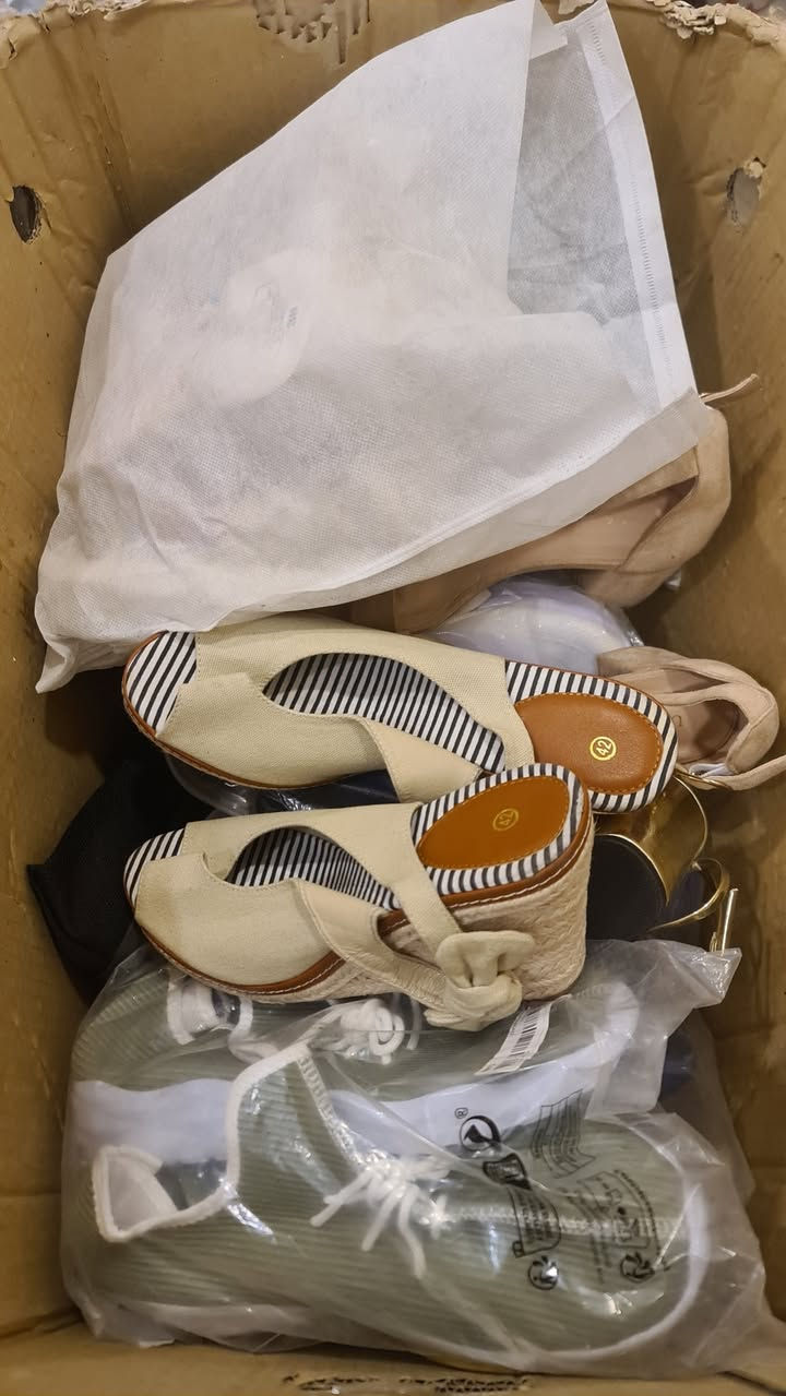 شلعت أحذية وشحاطة وجركز نسائية36 قطعة جديد شي ان ومكس وامزون تابع الفديو والصور. السعر 100 الف مع التوصيل خاص او على الرقم ***********
