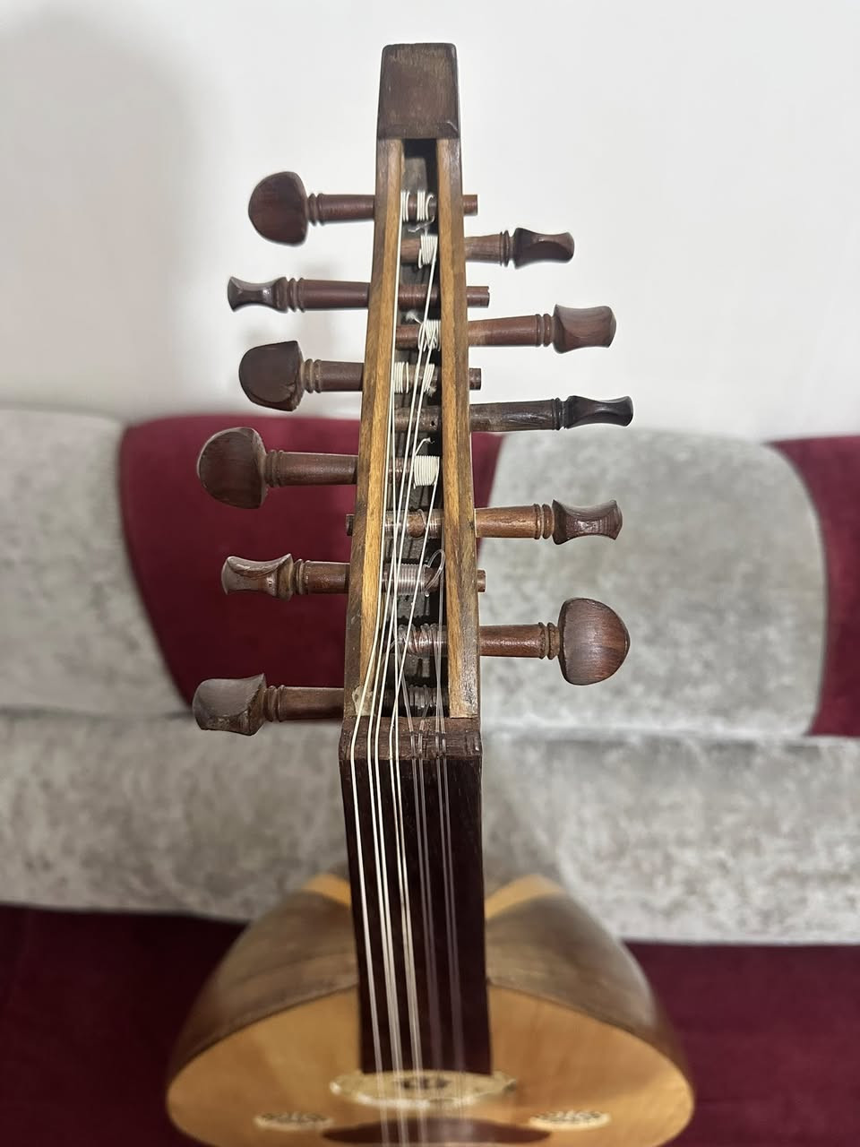 سلام عليكم عود عراقي للبيع مكتوب الصانع نجم عبود مصنوع سنة 1998 مصلح ضهر وشمسية *********** مكاني الانبار
